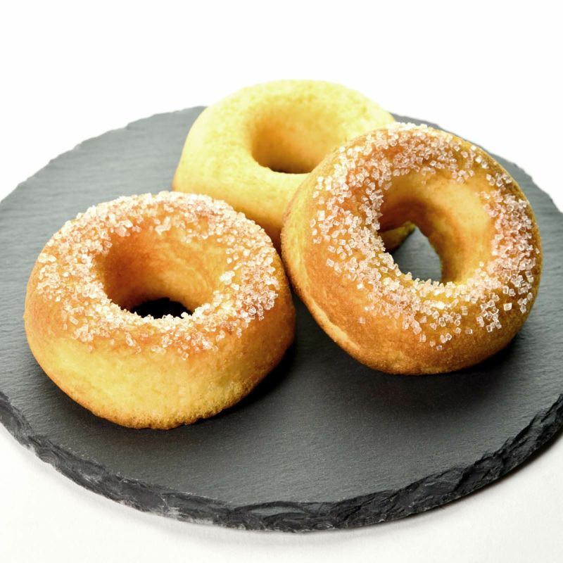 お皿に乗った文明堂のカステラドーナツ＜プレーン味1個・ざらめ味2個＞ 計3個 （商品番号：T603）