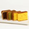 お皿に乗った文明堂のカステラ巻とオレンジカステラ ＜プレーン味1個・抹茶味1個・オレンジ味1個、チョコ味1個＞ 計4個 （商品番号：T709）