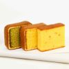 お皿に乗った文明堂のカステラ巻きとオレンジカステラ ＜プレーン味1個・抹茶味1個・オレンジ味1個＞ 計3個 （商品番号：T710）