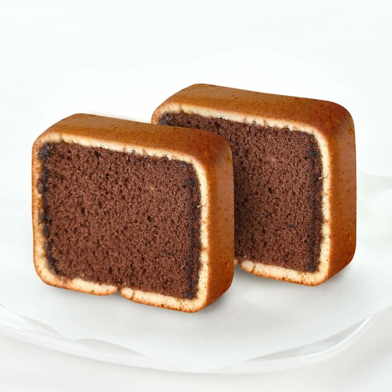 お皿に乗った文明堂のカステラ巻 チョコ 1個 （商品番号：K136）