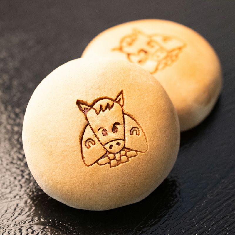 お皿に乗った文明堂の干支饅頭 3個 （商品番号：M802）