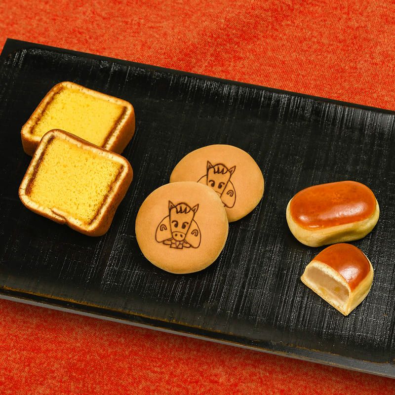 文明堂の迎春セット 12個入 中身イメージ ＜干支かすてら饅頭4個・カステラ巻プレーン味4個・栗饅頭4個＞（商品番号：T727）